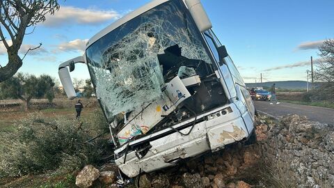 Italia. Tragico incidente, bus carico di studenti si schianta su un trattore