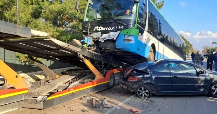 Italia. Un violento incidente su un’autobus affollato di studenti:
