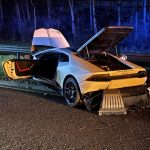 Non si ferma all’alt della polizia e si schianta con la Lamborghini Huracán da 300mila euro: la supercar distrutta, lui fugge a piedi