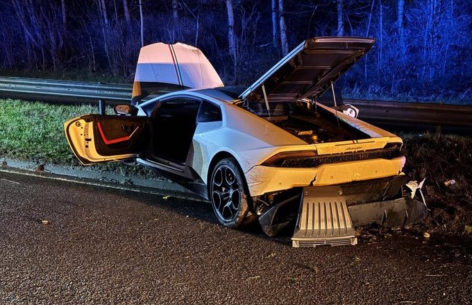 Non si ferma all’alt della polizia e si schianta con la Lamborghini Huracán da 300mila euro: la supercar distrutta, lui fugge a piedi