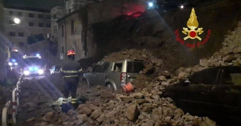 Crolla muro in Italia, auto sotto le macerie: