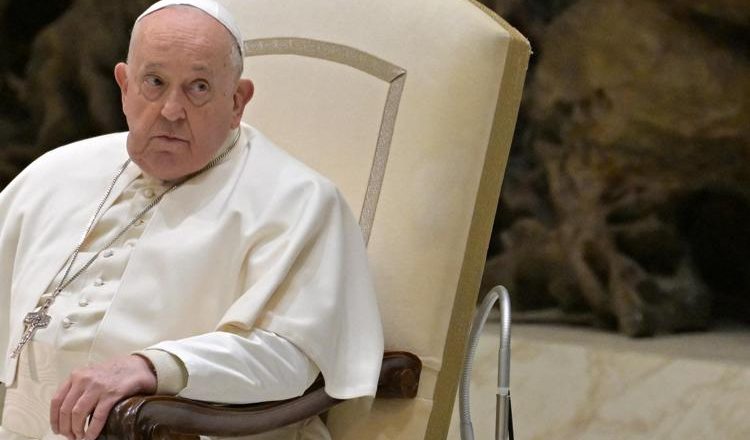 Papa Francesco, sciolta la prognosi: i medici svelano cosa accadrà ora