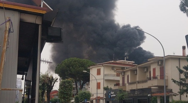 Incendio a Aversa in un maxi deposito di prodotti igienico-sanitaria: