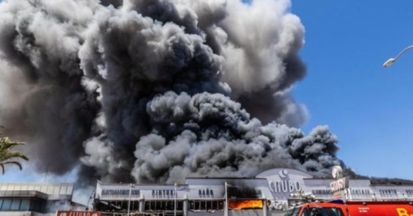 Incendio blocca il traffico dell’aeroporto: colonna di fumo visibile per chilometri