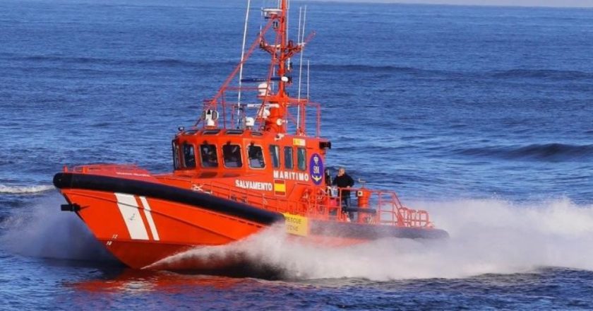 Traghetto in Fiamme nel Mediterraneo: 411 Passeggeri a Bordo