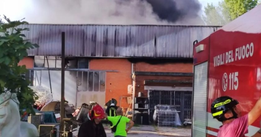 Incendio in una fabbrica di plastica: ci sono feriti gravi