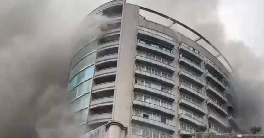 Incendio al centro commerciale: tragedia con 16 morti e persone intrappolate