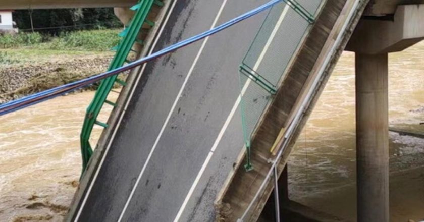 Crolla ponte dopo le forti piogge: 11 morti e numerosi dispersi