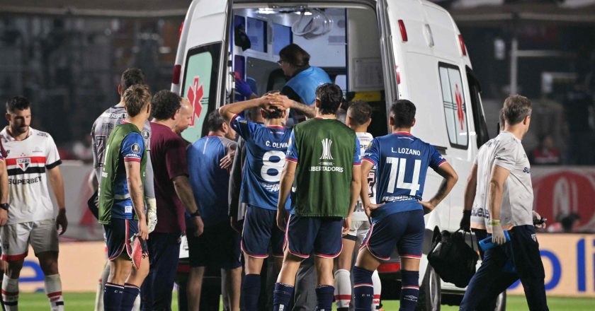 Copa Libertadores, giocatore crolla in campo per un malore: è in terapia intensiva