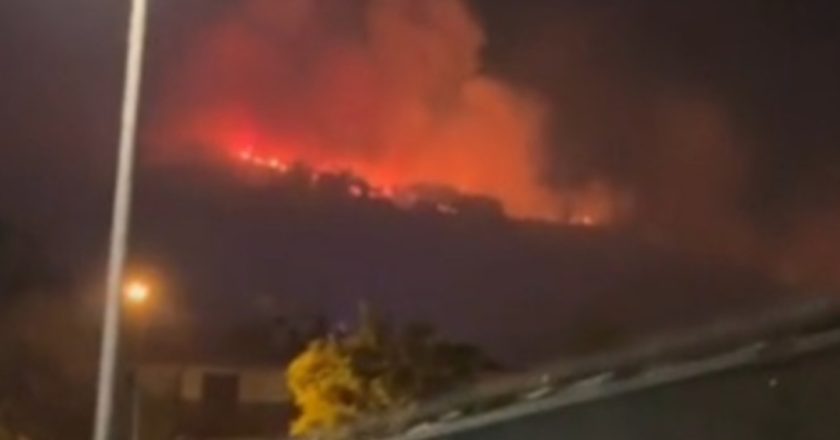 Maxi incendio in Italia, fiamme altissime lambiscono le case e distruggono i boschi