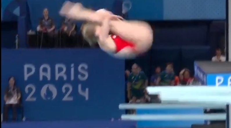 Olimpiadi, sbatte sul trampolino durante la gara di tuffi: momento di grande apprensione