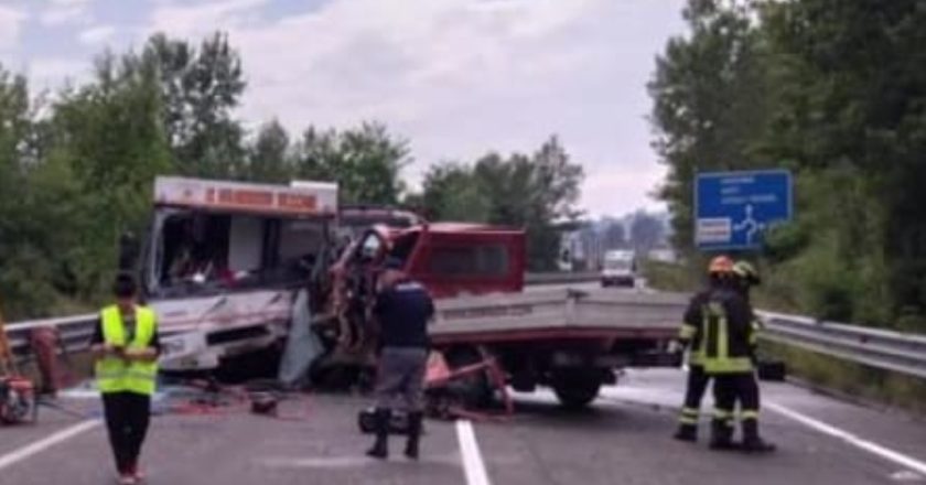 Terribile incidente, tragico schianto tra 10 auto: tutto bloccato