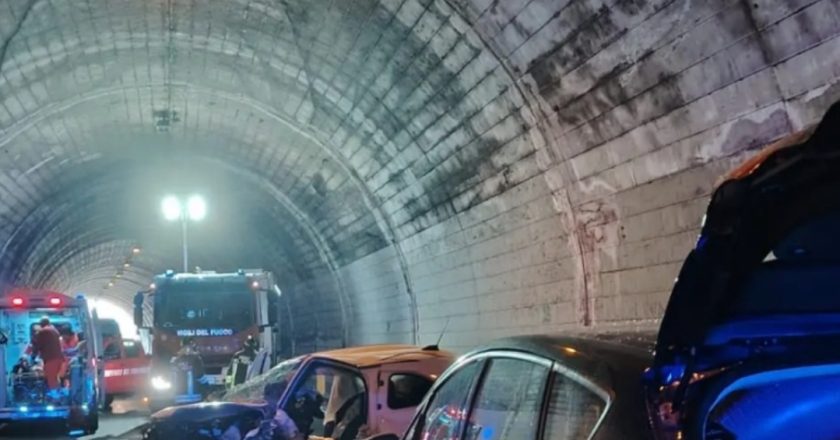 Terribile schianto in galleria tra due auto