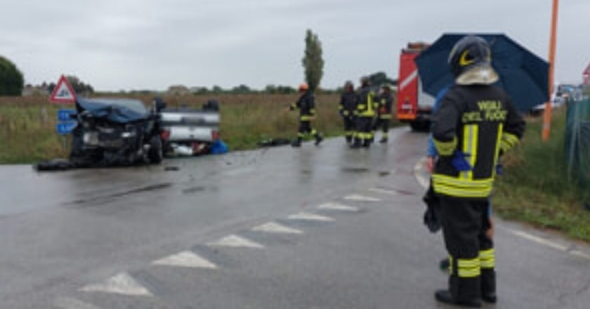 Drammatico incidente frontale tra auto: una donna perde la vita sul colpo