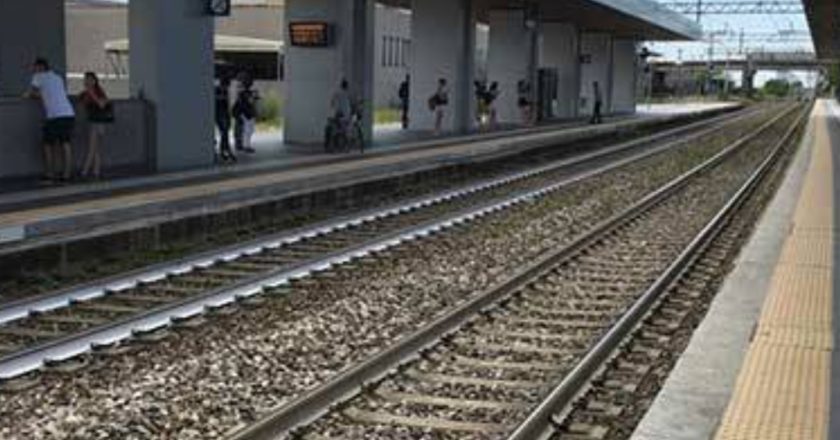 Terribile crollo nella stazione in Italia: colpito un uomo che aspettava il treno