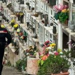 Tragedia al Cimitero: Donna Trovata Morta con un Sacchetto di Plastica in Testa.