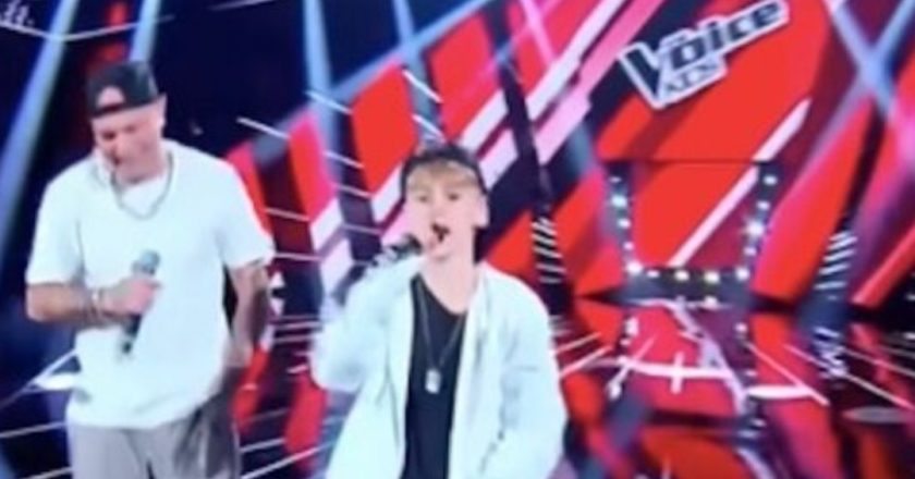 “Mai nessuno come lui”. Riccardo spacca sul palco ed entra nella storia di The voice kids