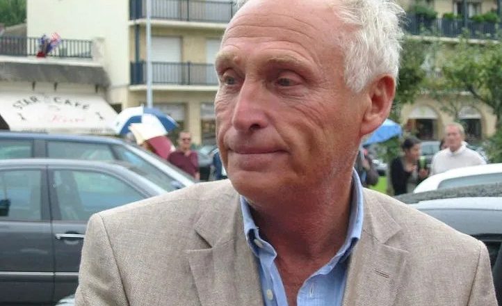 “Prendo novemila euro di pensione ma non mi bastano”: bufera sul famoso