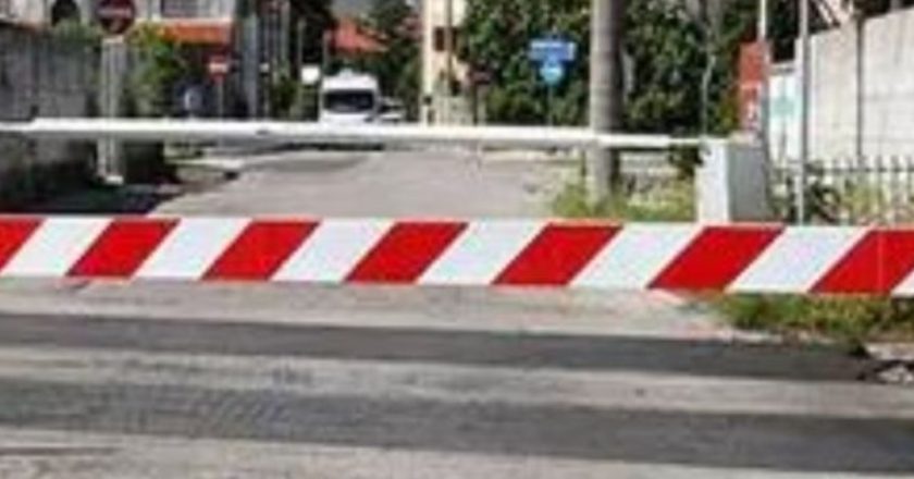 Tragedia sui binari: auto attraversa il passaggio a livello e uccide un bambino