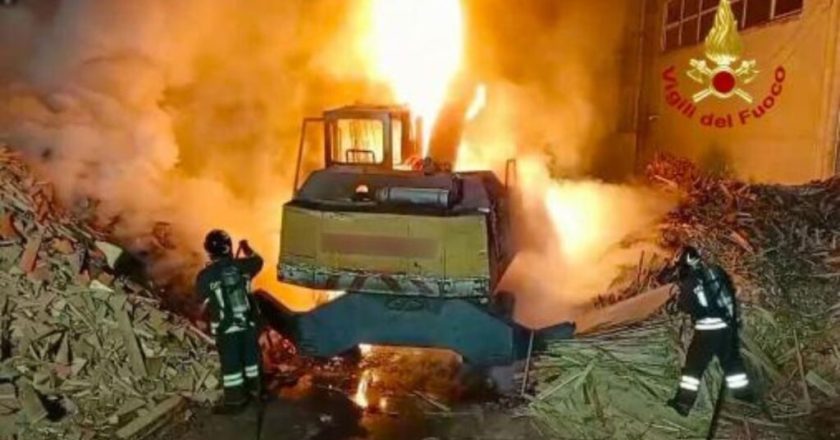 Incendio di proporzioni enormi in Italia: brucia un capannone industriale