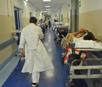 Primario del Sant’Eugenio arrestato in flagranza: tangente da imprenditore e 12 indagati nell’inchiesta