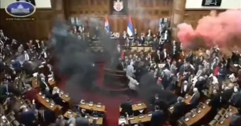 Rissa in Parlamento: fumogeni, feriti e caos totale in aula