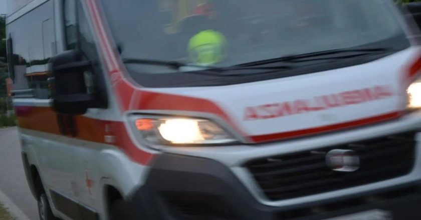 Maxi incidente tra ambulanza, bus e auto: ci sono feriti