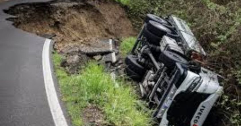 Maltempo in Toscana, si apre una voragine: il camion sprofonda nel vuoto