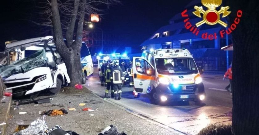 Autobus si schianta contro un albero: morti e due gravi, la situazione