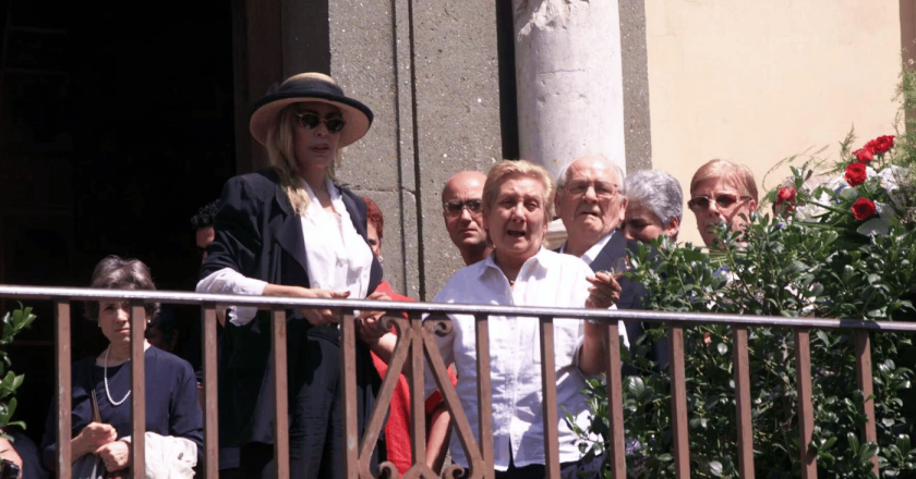 Funerali Nadia Cassini: il marito Giuseppe Surfaro la ricorda, malore per la figlia