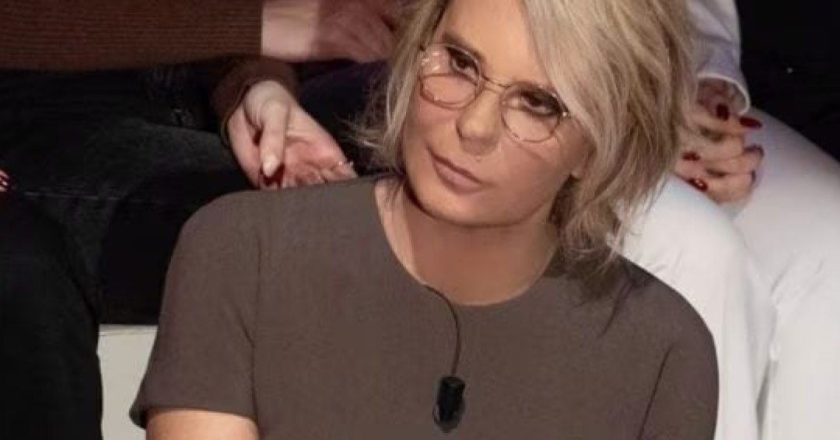 Maria De Filippi e il suo abito a “C’è Posta per Te”: ecco quanto costa