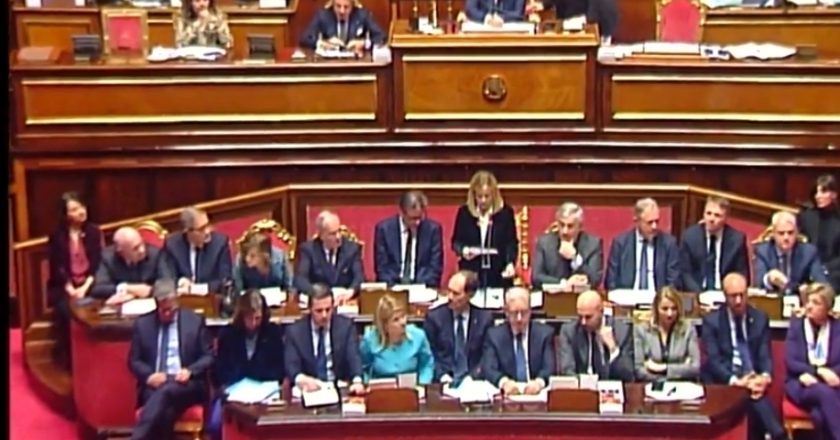 Meloni, standing ovation durante il suo discorso al Senato