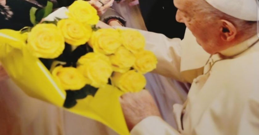 Papa Francesco, chi è la signora dei fiori gialli diventata famosa in TV