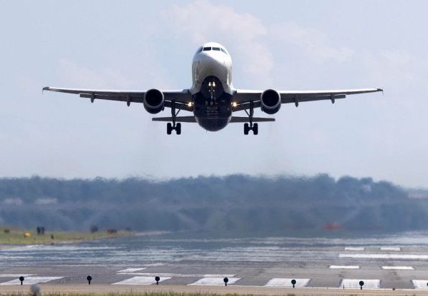 Disastro aereo, lo schianto poco dopo il decollo: a bordo 242 passeggeri