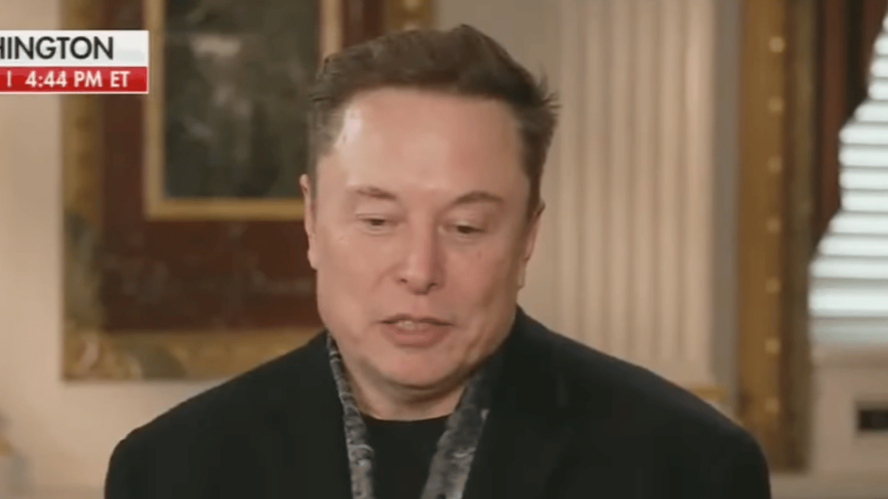 Elon Musk durante l’intervista su Fox News, appare provato mentre parla delle difficoltà delle sue aziende