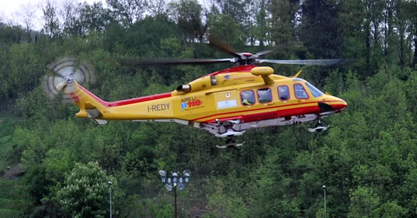 Auto invade la corsia e travolge cinque motociclisti: due gravi, elicotteri in volo