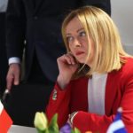 “In Onda”, l’attacco a Ursula von der Leyen: “Sdraiata come Meloni”