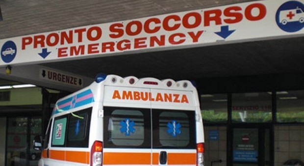 Follia al pronto soccorso: pretende di essere visitata per prima, poi scoppia il caos