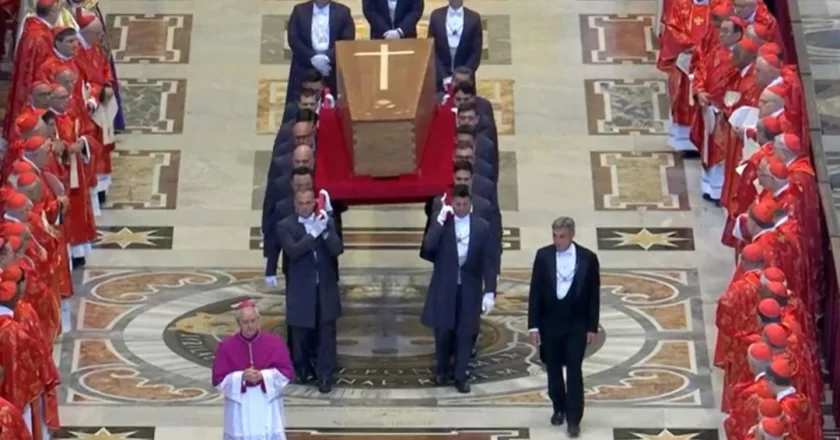 “Assurdo ciò che vedo”: Papa Francesco, la grave accusa sui politici al funerale