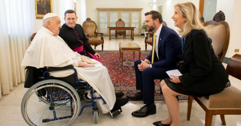 Le ultime parole di JD Vance a Papa Francesco: “Felice di vederla meglio”, i tweet da brividi dopo la morte