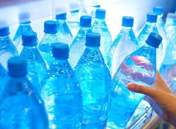 Maxi richiamo di 300mila bottiglie d’acqua nei supermercati: coinvolto un brand famosissimo