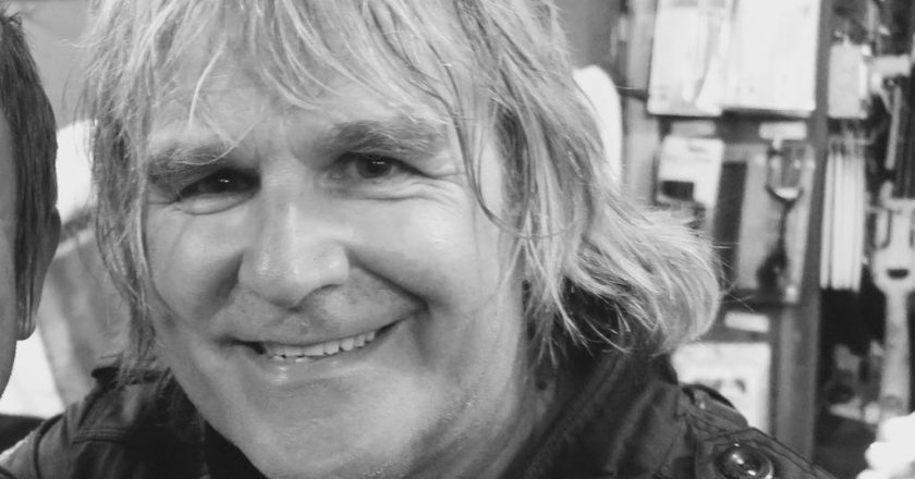 Lutto nel mondo della musica, morto l’amato cantante: le cause