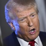 La portaerei Nimitz, il porto svuotato e i caccia pronti a decollare: Trump prepara la guerra
