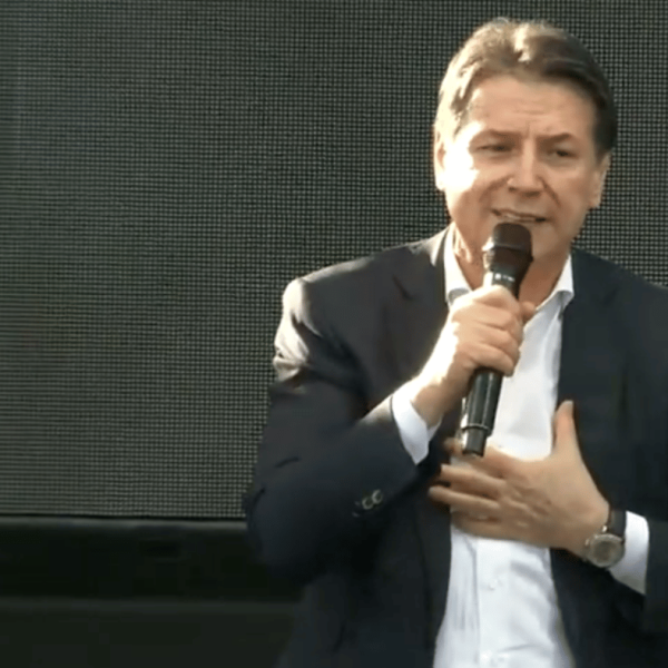 Conte attacca Meloni: “Io non faccio rafting. Governo ambiguo sul conflitto, indulgente coi potenti”