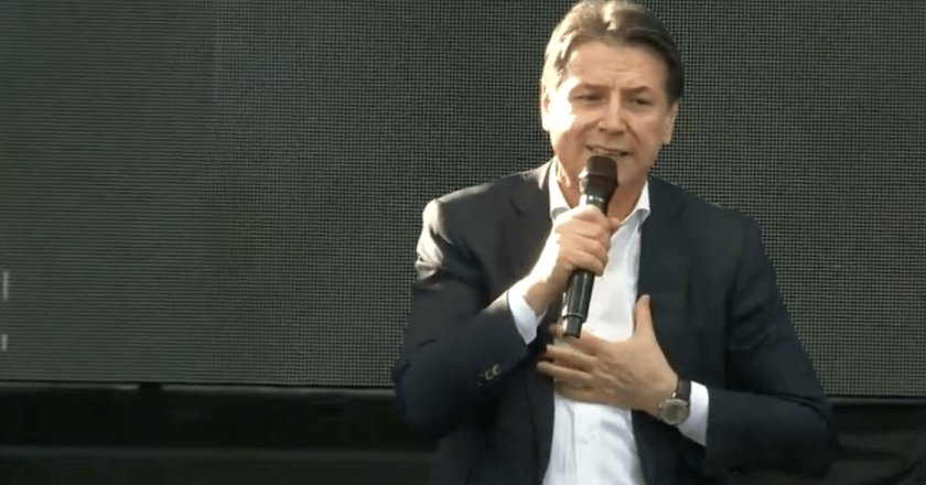 Conte in piazza contro il riarmo europeo: “Meloni ha svenduto l’Italia alla Germania”