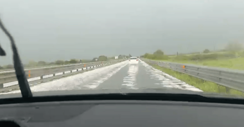 Super grandinata in Italia: traffico bloccato, strade come piste da sci