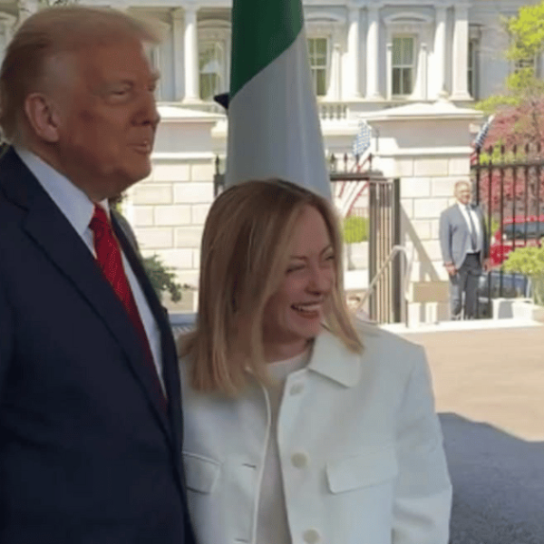 Meloni da Trump, la reazione del centrosinistra: “Ha svenduto l’Italia”