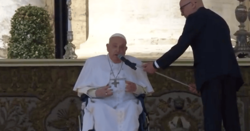 Papa Francesco a sorpresa in piazza San Pietro per il Giubileo dei malati: “Grazie a tutti”, le reazioni