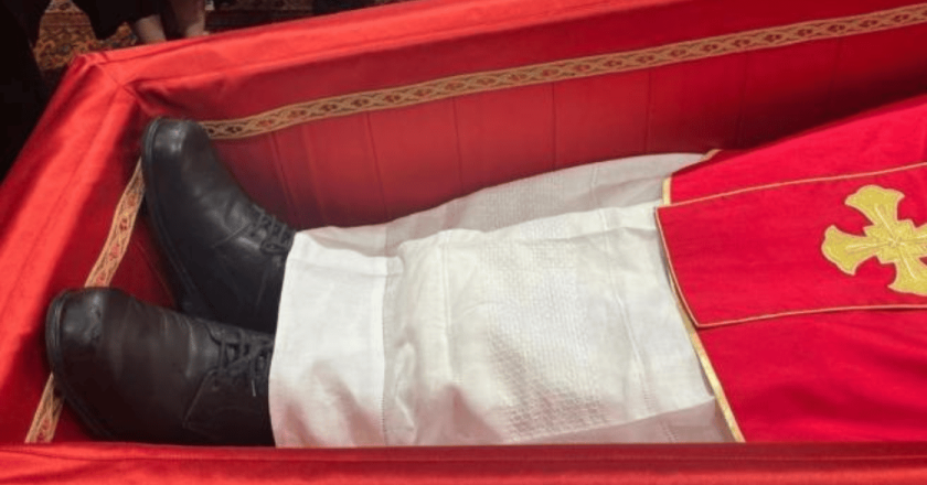 Papa Francesco sepolto con le scarpe nere consunte: addio senza fasti