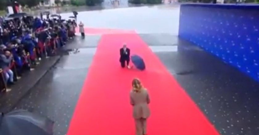 Si è inginocchiato a Giorgia Meloni. Il siparietto del collega al vertice, polemiche